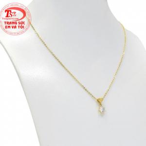 Với sự kết hợp hoàn hảo của mặt dây chuyền dễ thương và dây chuyền vàng tạo nên vẻ thời trang cho phái đẹp.