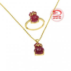 Bộ mặt dây Ruby lộc phát được chế tác xinh xắn mang đến vẻ yêu kiều cho người đeo.