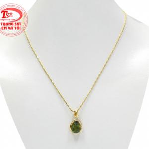 Bộ mặt dây Saphir thanh lịch được chế tác tinh xảo mang tới vẻ sang trọng cho người đeo.