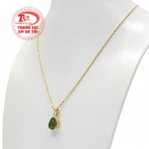 Điểm nhấn của bộ sản phẩm chính là ánh sáng xanh của viên Saphir thiên nhiên tạo độ bắt sáng và ấn tượng hơn. 