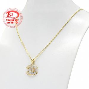 Bộ sản phẩm mang đến vẻ trang nhã tôn vinh vẻ đẹp duyên dáng của người phụ nữ Việt.