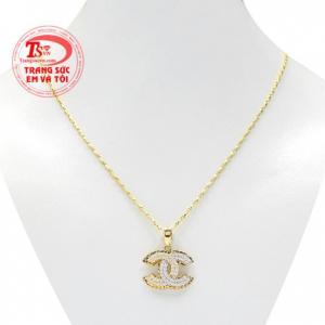 Bộ mặt dây thời thượng phái đẹp là sự kết hợp giữa mặt dây vàng và dây chuyền chất lượng tạo vẻ thời trang cho người đeo.