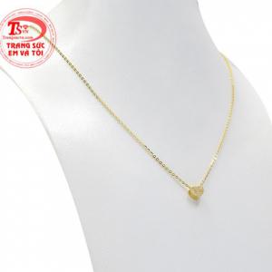 Kiểu dáng nhỏ nhắn tạo vẻ dễ thương, duyên dáng cho người đeo. 