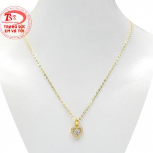 Bộ mặt dây trái tim xinh xắn là sự kết hợp tinh tế giữa mặt dây trái tim yêu thương và dây chuyền vàng chất lượng. 