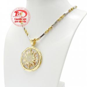 Chiếc mặt dây được lấy cảm hứng từ ánh mặt trời tự nhiên bằng bàn tay khéo léo của mình các nhà chế tác đã tạo ra một sản phẩm vô cùng bắt mắt.