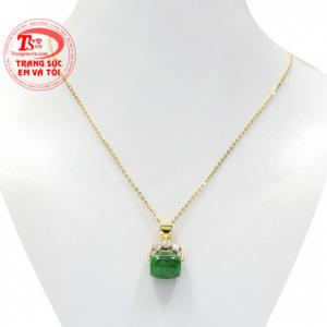 Bộ mặt dây vàng jadeite lu thống là sự kết hợp hoàn hảo giữa mặt dây cẩm thạch chất lượng và dây chuyền vàng sáng bóng.
