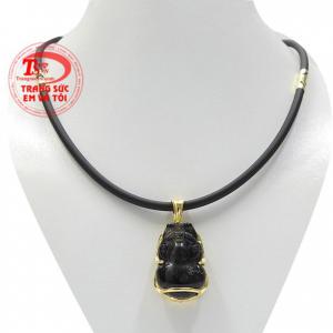 Bộ mặt tỳ hưu bọc vàng mang đến vẻ ấn tượng và hợp thời trang đến cho người đeo.