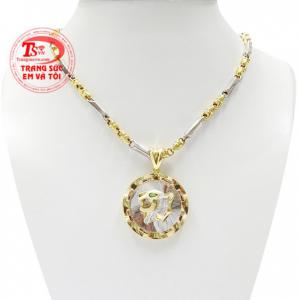 Bộ mặt vàng báo mạnh mẽ là sự kết hợp hoàn hảo giữa mặt dây báo thời thượng và dây chuyền vàng chất lượng.