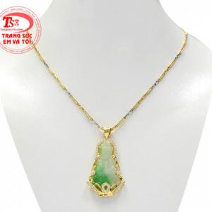 Bộ mặt vàng Quan Âm cẩm thạch là sự kết hợp hài hòa giữa mặt dây chuyền cẩm thạch chất lượng và dây chuyền vàng sáng bóng. 