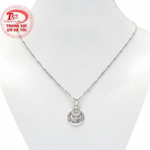 Bộ mặt vàng trắng hoàn mỹ là sự kết hợp thời trang giữa mặt dây vàng tinh tế và dây chuyền vàng trắng. 