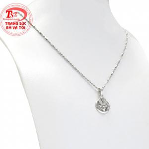 Các cô gái có thể kết hợp với nhiều kiểu trang phục và phụ kiện khác nhau để nổi bật phong cách của bản thân.