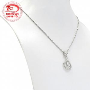 Trang sức vàng trắng hiện đang thịnh hành được nhiều khách hàng lựa chọn. 