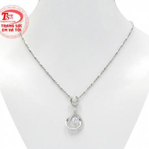 Bộ mặt vàng trắng thanh tú là sự kết hợp hoàn hảo của mặt dây nữ thanh lịch và dây chuyền vàng trắng chất lượng. 