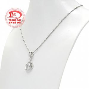 Bởi khi đeo vàng trắng giúp cho người đeo trông vừa hiện đại mà còn giúp cho da sáng hơn tạo điểm nhấn cho phái đẹp. 