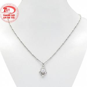 Bộ mặt vàng trắng trang nhã được chế tác tỉ mỉ, kiểu dáng trẻ trung, hiện đại.