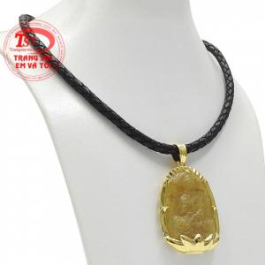 Sản phẩm là sự kết hợp từ mặt dây và dây chuyền. Mặt dây bọc vàng bền đẹp, là xu hướng được nhiều khách hàng lựa chọn.