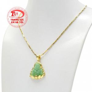 Mặt ngọc cẩm thạch được các người thợ chạm khắc đẹp mắt theo hình phật di lặc.