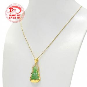 Mặt phật còn được chạm khắc bằng ngọc cẩm thạch thiên nhiên càng tăng thêm nguồn năng lượng tích cực cho sản phẩm. 