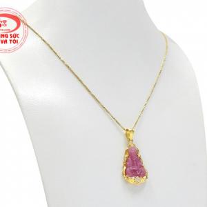 Phật quan âm ruby là biểu tượng của điềm lành, lòng từ bi, bác ái, hướng thiện. 