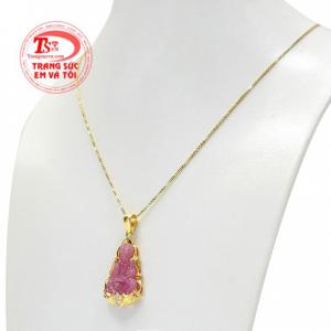 Bộ dây là sự kết hợp giữa dây chuyền vàng Italy và mặt phật bọc vàng chạm khắc tinh xảo. 