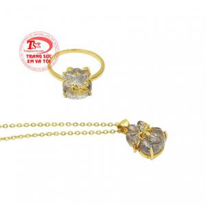 Hình ảnh túi tiền tượng trưng cho sự giàu có và tài lộc đã trở thành cảm hứng sáng tạo của người thợ chế tác kim hoàn. 