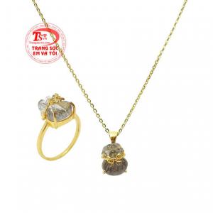 Bộ thạch anh tóc đen may mắn là sự kết hợp hài hòa giữa đá thạch anh tóc đen và vàng tây 10k bền đẹp. 