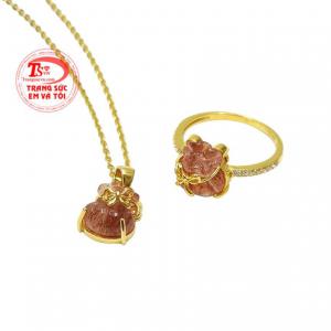 Trong phong thủy, thạch anh tóc đỏ mang lại vận khí tốt, giải trừ điềm xấu.