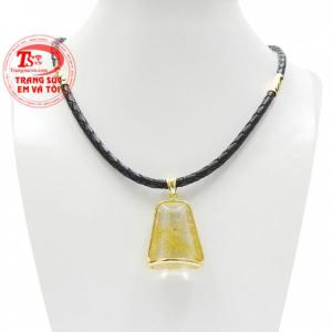 Bộ thạch anh tóc vàng ấn tượng với kiểu dáng nam tính và phong cách.