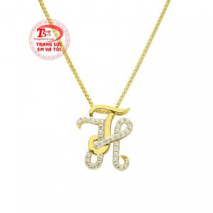 Bộ trang sức chữ TH vàng tây dễ dàng kết hợp cùng nhiều kiểu trang phục.
