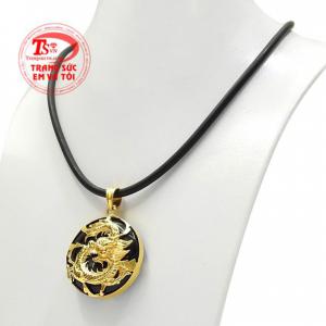 Thiết kế nam tính với mặt dây bọc rồng vàng tinh tế, lạ mắt.