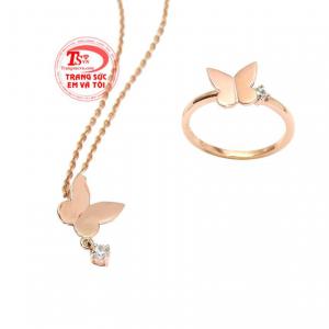 Với những bạn gái có phong cách nữ tính, yêu thích trang sức mang nét ngọt ngào, dễ thương thì đừng bỏ qua bộ trang sức này.