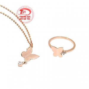 Việc lựa chọn vàng hồng làm chất liệu đã đem đến bộ sản phẩm hoàn mỹ.