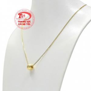 Sự kết hợp từ vàng với các chi tiết đồng kim tiền mang đến bộ trang sức đẹp mắt.