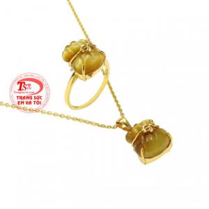 Kiểu chế tác hình túi tiền độc đáo tạo vẻ ấn tượng và thu hút hơn cho nữ giới.