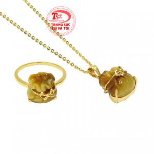 Màu sắc vàng nâu của đá mắt hổ sẽ thích hợp cho người mệnh Kim và Thổ. 