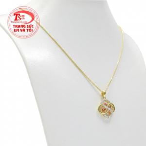 Các nhà chế tác đã khéo léo kết hợp vàng màu và vàng hồng để sản phẩm càng thêm phần ấn tượng.