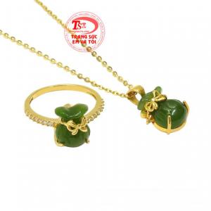 Trang sức Em và Tôi có nhiều mẫu mã sản phẩm trang sức gắn đá quý chất lượng, đẹp mắt hợp với xu hướng hiện nay. 