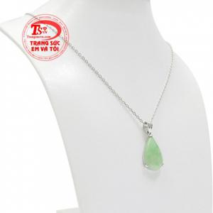 Ngọc cẩm thạch thiên nhiên là một trong những loại ngọc quý. 