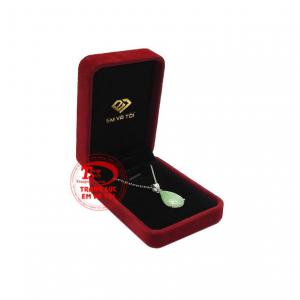 Bởi, ngọc cẩm thạch được coi như đá hộ mệnh giúp chủ nhân tránh khỏi điều ác, mang lại bình an và may mắn.