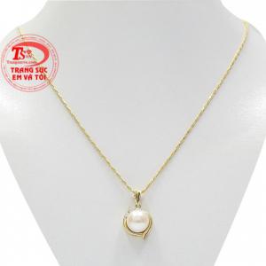 Bộ trang sức ngọc trai nữ tính đang được rất nhiều các chị em yêu thích và lựa chọn. 