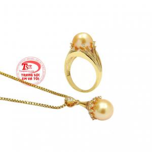 Thiết kế sang trọng, tinh tế mang tới bộ trang sức ấn tượng.