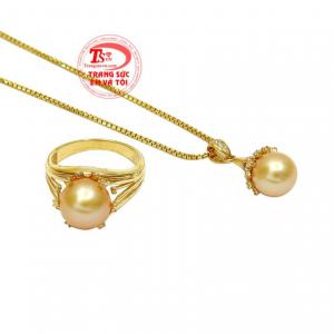 Sản phẩm kết hợp vàng tây cùng ngọc trai hợp mệnh, phù hợp cho người mệnh kim và mệnh thổ. 