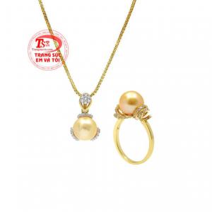 Bộ trang sức ngọc trai vàng tinh tế được thiết kế theo phong cách nữ tính, hợp thời trang. 