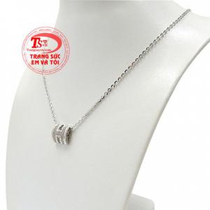 Trang sức vàng trắng mang đến nét thanh lịch, trang nhã, dễ dàng kết hợp cùng nhiều kiểu trang phục. 