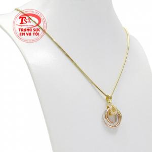 Sự kết hợp hài hòa giữa vàng màu và vàng hồng tạo điểm nhấn thu hút mọi ánh nhìn.