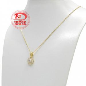 Từng chi tiết đều được chạm khắc tỉ mỉ kết hợp cùng những viên đá cz tạo điểm nhấn cho sản phẩm. 