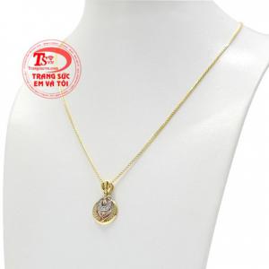 Trang sức bộ vàng tây sáng bóng càng làm tăng thêm vẻ xinh đẹp và quyến rũ.