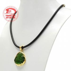 Mặt dây kết hợp cùng dây cao su bọc vàng tạo phong cách nam tính và mạnh mẽ.