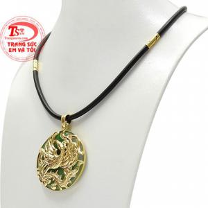 Hình chim phượng hoàng được chế tác tỉ mỉ, tinh xảo kết hợp cùng mặt ngọc đem đến cho người dùng sản phẩm hoàn mỹ.