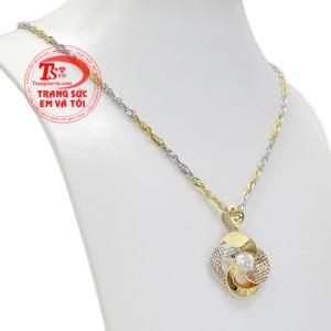 Thiết kế tinh tế giúp cho người đeo trở nên quý phái và quyến rũ.